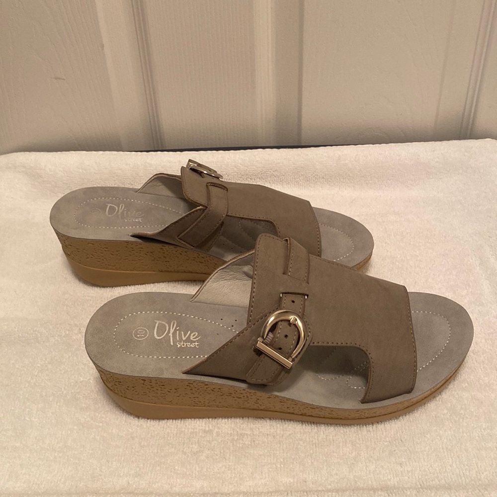 NWOT Olive Street Gray Sandals…size 10